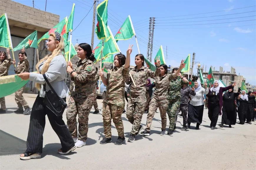 Li Dêrikê meşeke girseyî ji bo piştgiriya YPJ`ê