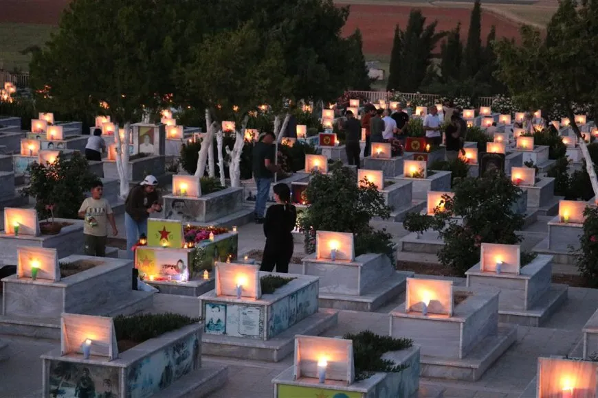 Gelê Rojavayê Kurdistanê mûm li ser gorên şehîdan vêxistin
