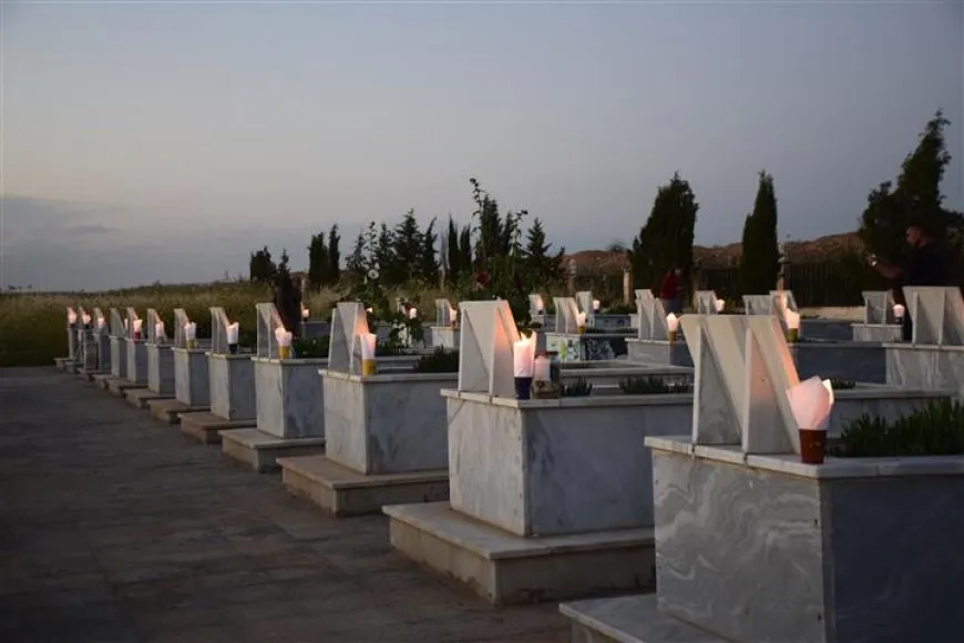 Gelê Rojavayê Kurdistanê mûm li ser gorên şehîdan vêxistin
