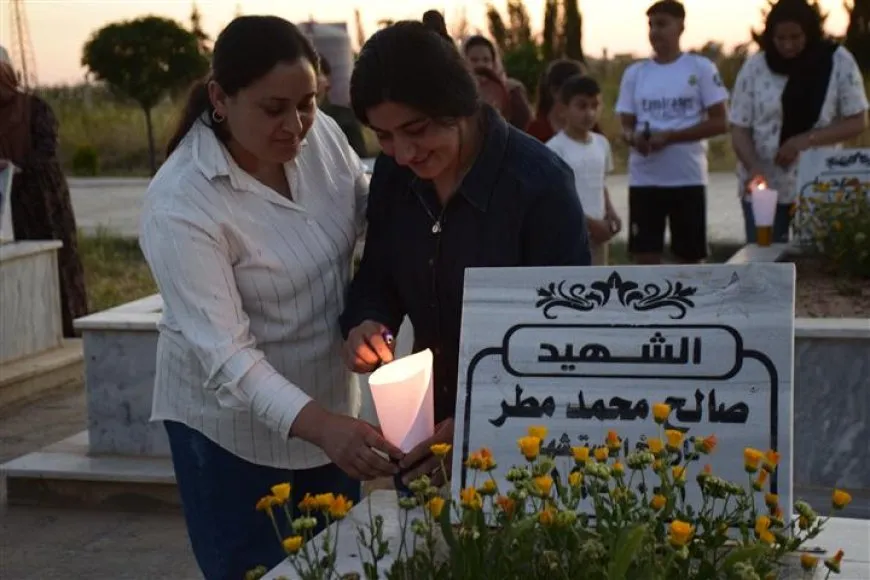 Gelê Rojavayê Kurdistanê mûm li ser gorên şehîdan vêxistin