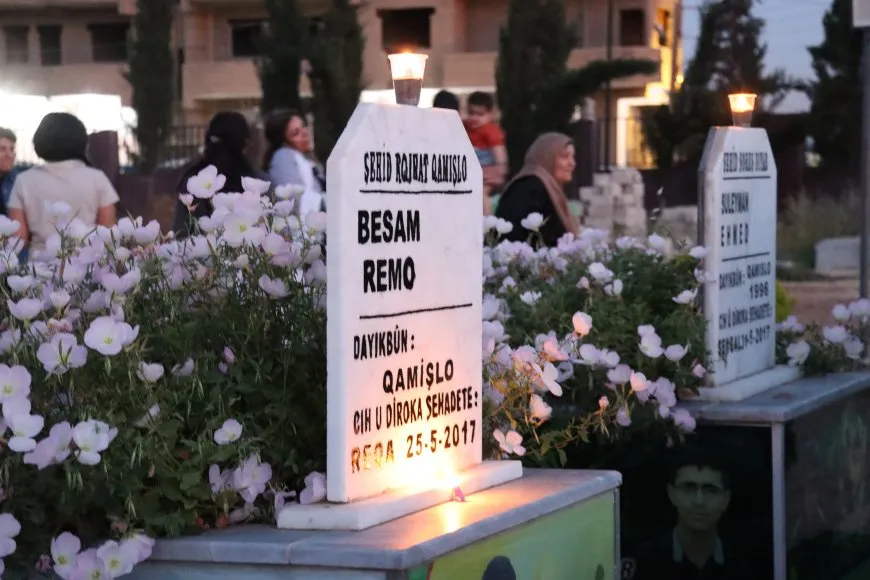 Gelê Rojavayê Kurdistanê mûm li ser gorên şehîdan vêxistin