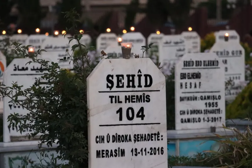 Gelê Rojavayê Kurdistanê mûm li ser gorên şehîdan vêxistin
