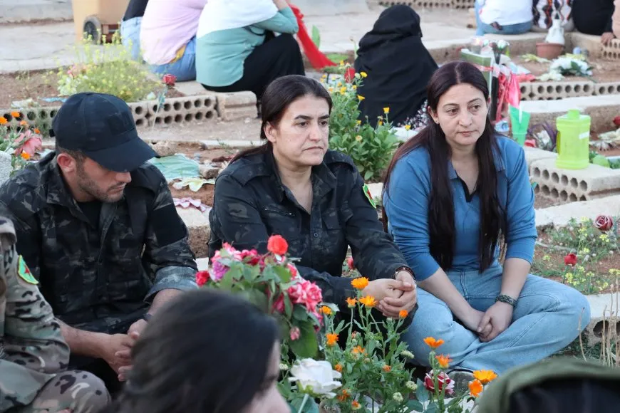 Gelê Rojavayê Kurdistanê mûm li ser gorên şehîdan vêxistin