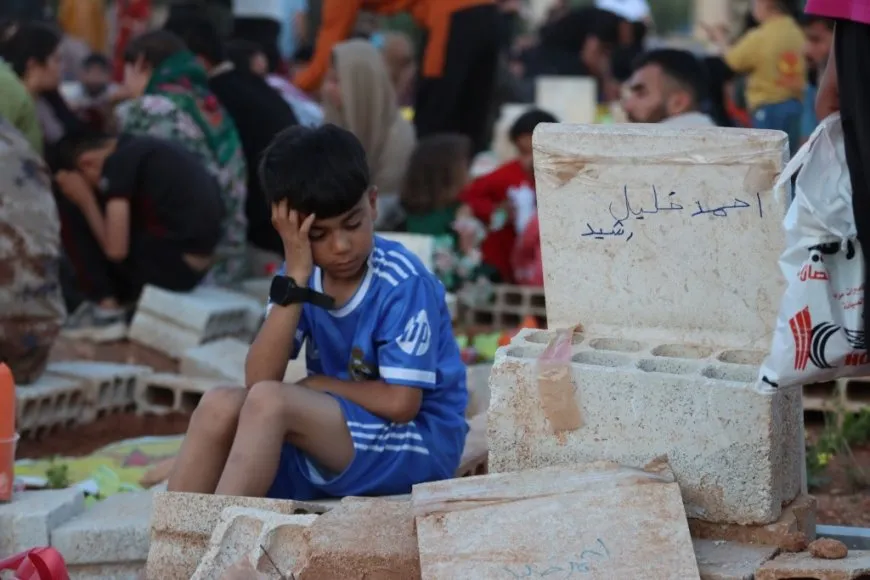 Gelê Rojavayê Kurdistanê mûm li ser gorên şehîdan vêxistin