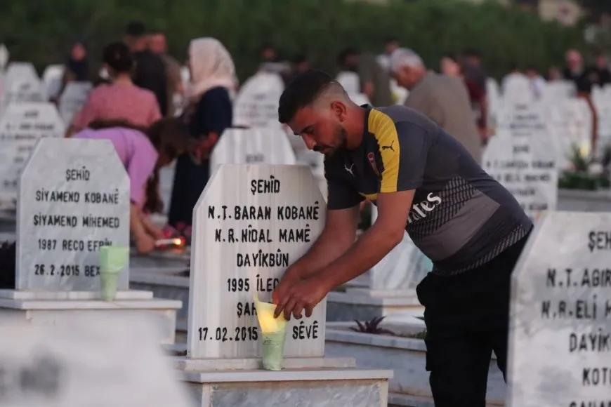 Gelê Rojavayê Kurdistanê mûm li ser gorên şehîdan vêxistin