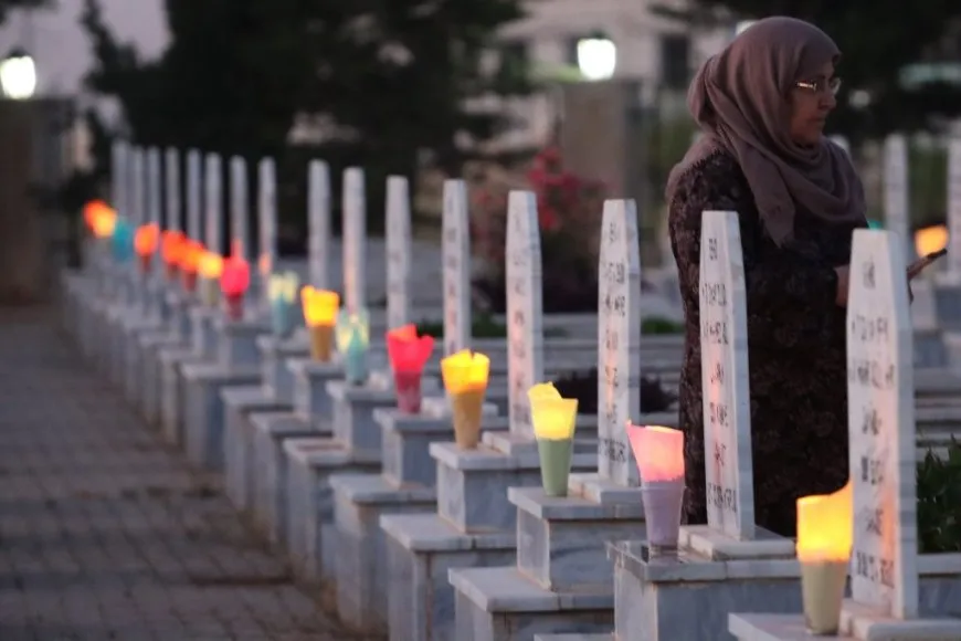 Gelê Rojavayê Kurdistanê mûm li ser gorên şehîdan vêxistin