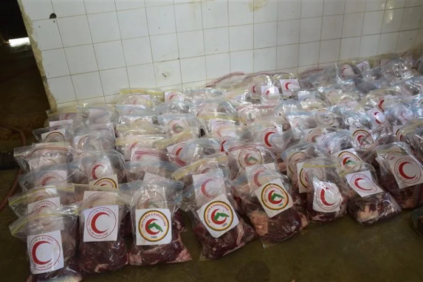 Heyva Sor goştê qurbanê li xebatkarên Şaredariya Til Temirê belav kir