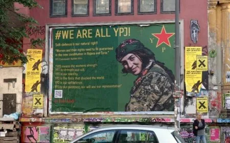 Li Hamburgê polîsan pankarta YPJ’ê sansur kir