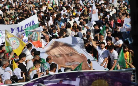 Mîtingên Azadiyê li Amed û Stenbolê bi dawî bûn