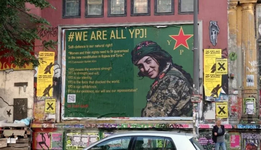 Li Hamburgê polîsan pankarta YPJ’ê sansur kir