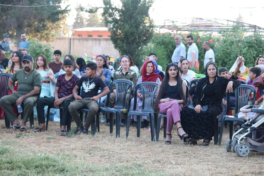 Li Dirbêsiyê ji bo piştgiriya YPJˊê şevbuhêrka helbestî hûnerî hat lidarxistin