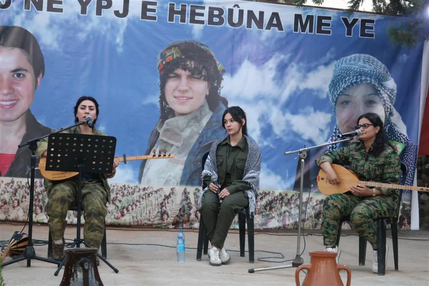 Li Dirbêsiyê ji bo piştgiriya YPJˊê şevbuhêrka helbestî hûnerî hat lidarxistin