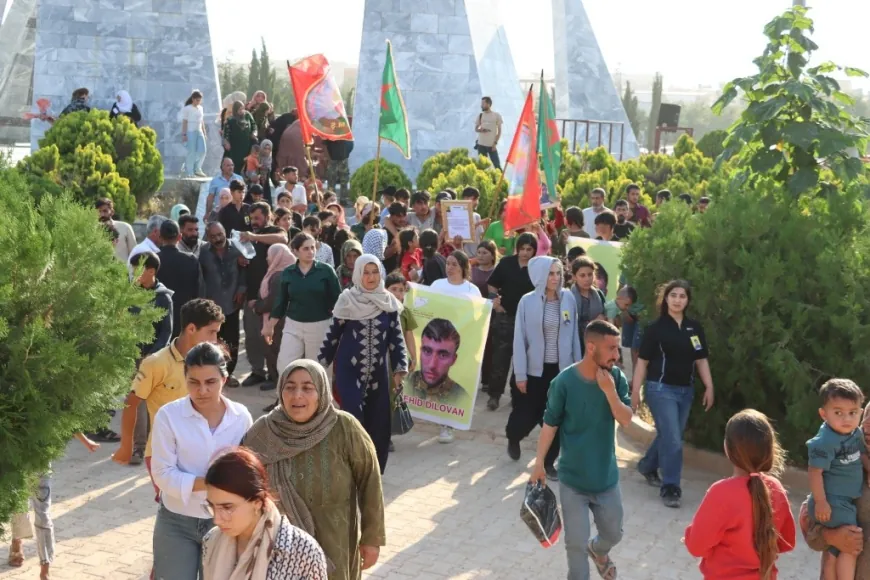 Xelkê Kobanê şehîdekî QSDˊê oxir kir
