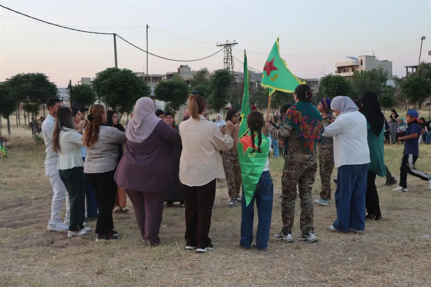 Li Dêrikê konsera piştgiriya YPJˊê