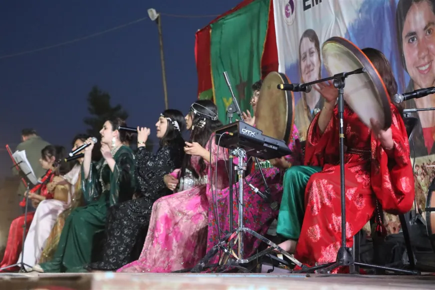 Li Dêrikê konsera piştgiriya YPJˊê