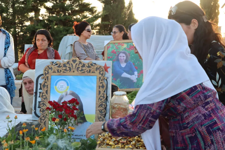 Şehîd Rîhan û Yusra li ser gora wan bi bîr anîn