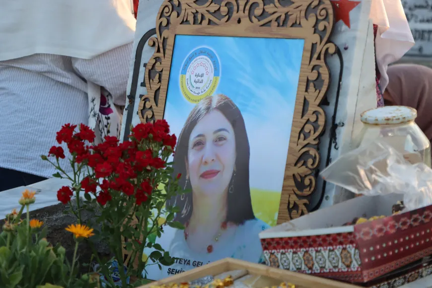 Şehîd Rîhan û Yusra li ser gora wan bi bîr anîn
