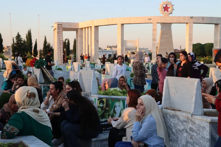 Şehîd Rîhan û Yusra li ser gora wan bi bîr anîn