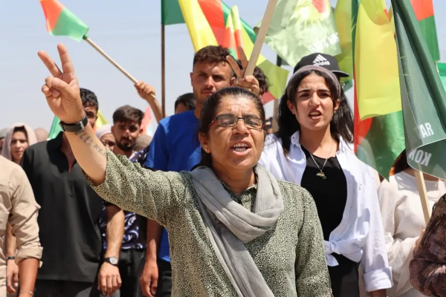 Gelê Kobanê ji bo bîranîna komkujiyên Helincê û Kobanê meşiyan