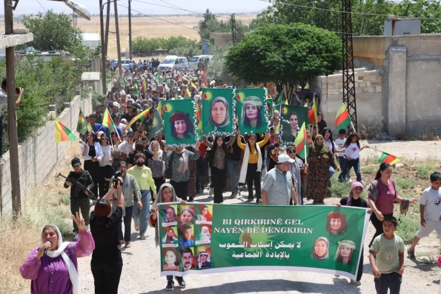 Gelê Kobanê ji bo bîranîna komkujiyên Helincê û Kobanê meşiyan