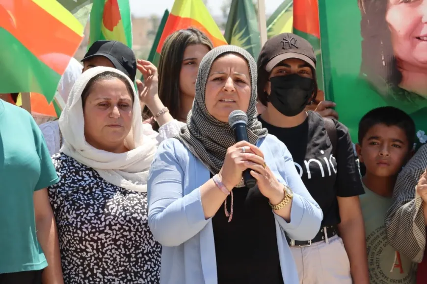 Gelê Kobanê ji bo bîranîna komkujiyên Helincê û Kobanê meşiyan