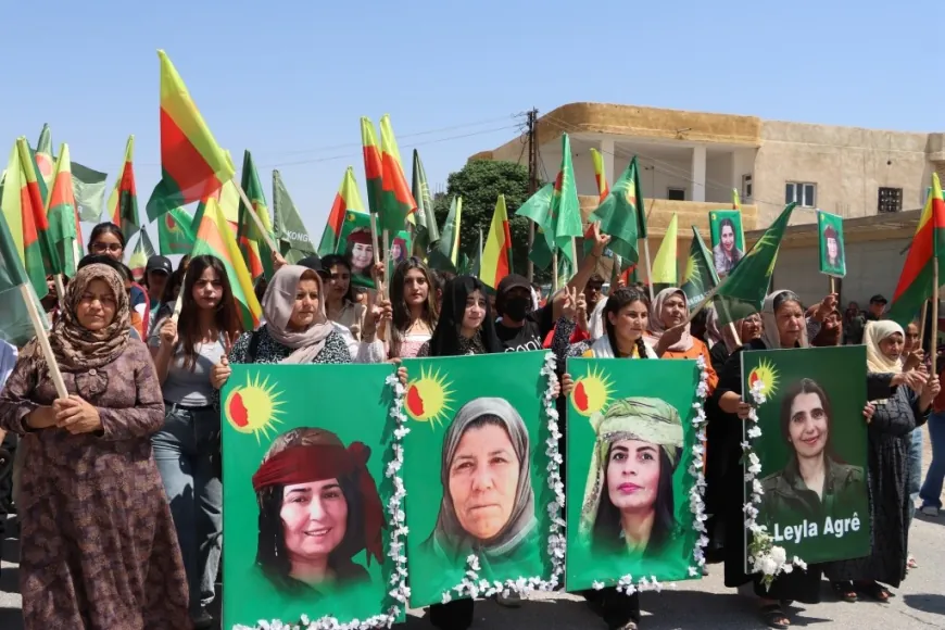 Gelê Kobanê ji bo bîranîna komkujiyên Helincê û Kobanê meşiyan