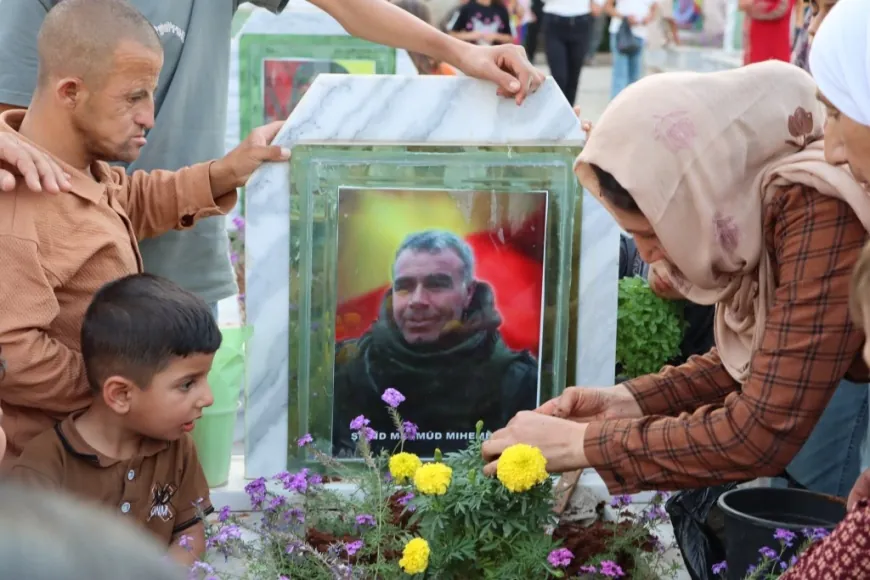 Li ser gorên şehîdên Komkujiya Kobanê mûm hatin pêxistin
