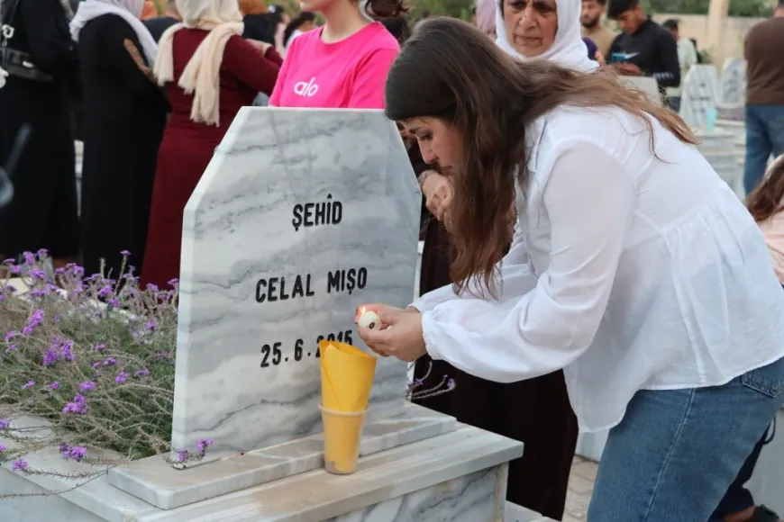 Li ser gorên şehîdên Komkujiya Kobanê mûm hatin pêxistin