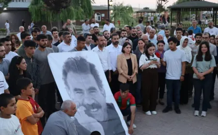 Ciwanên DEM Partiyê li ser sînorê Kobanê Şoreşa Rojava silav kir