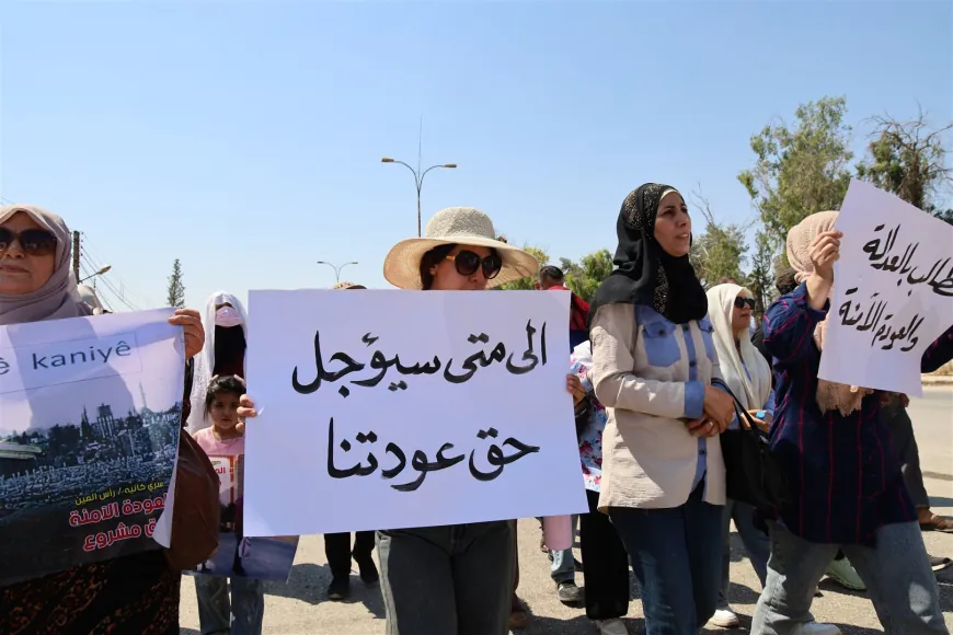 Koçberên Serêkaniyê çalakiyek li pêşiya avahiya Parêzgeha Hesekê li dar xist