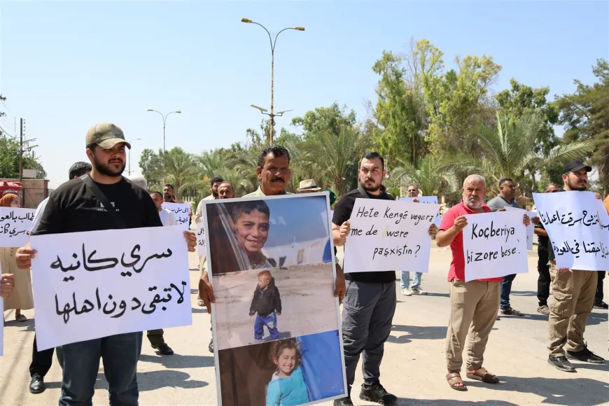 Koçberên Serêkaniyê çalakiyek li pêşiya avahiya Parêzgeha Hesekê li dar xist