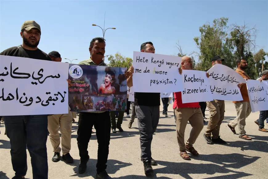 Koçberên Serêkaniyê çalakiyek li pêşiya avahiya Parêzgeha Hesekê li dar xist
