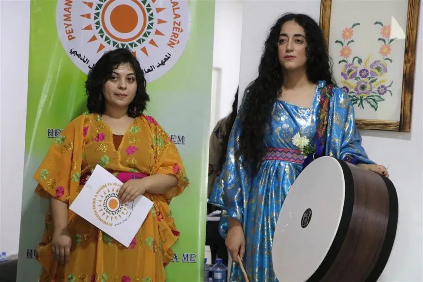 Di şoreşa Rojava de rêwîtiya hunerê ya jinan
