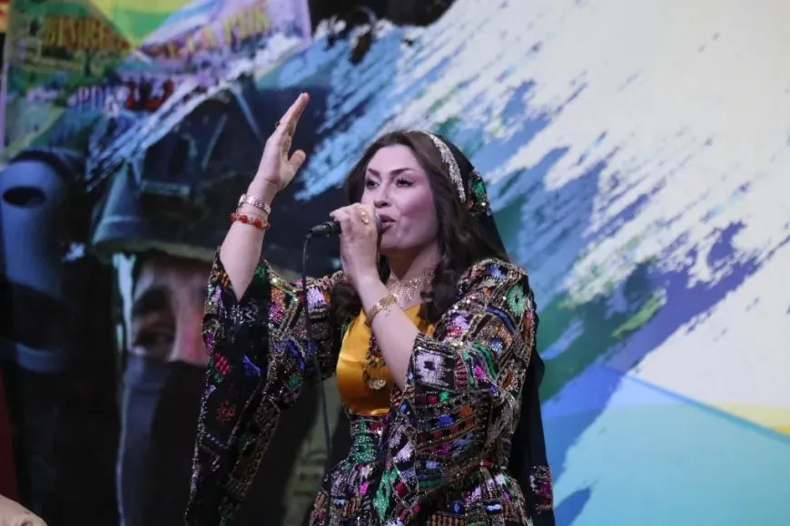 Di şoreşa Rojava de rêwîtiya hunerê ya jinan
