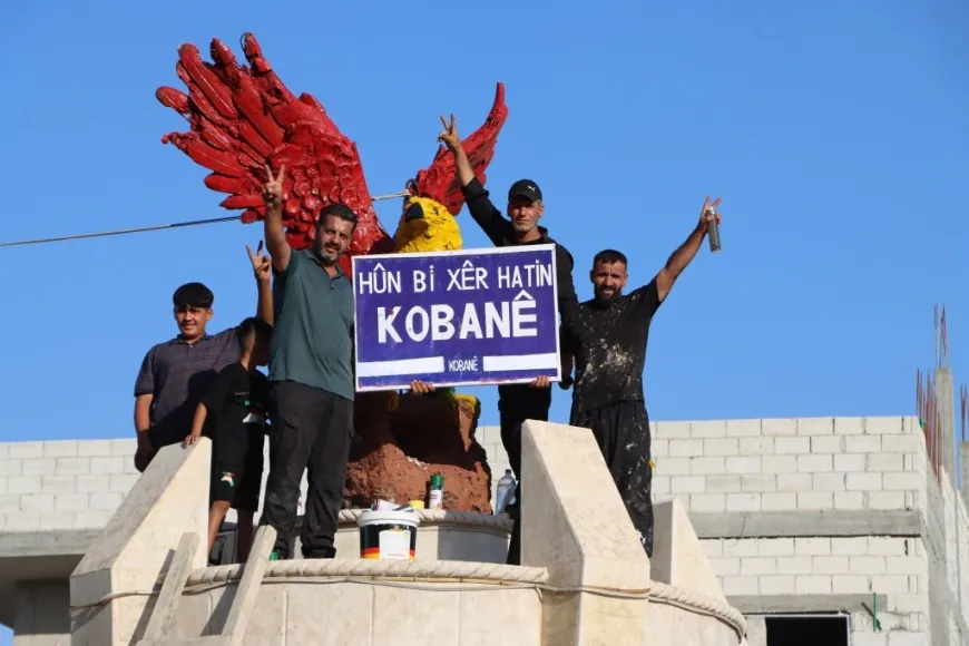 Ciwanên Kobanê peykerê Baz bi rengên kesk, sor û zer xemilandin