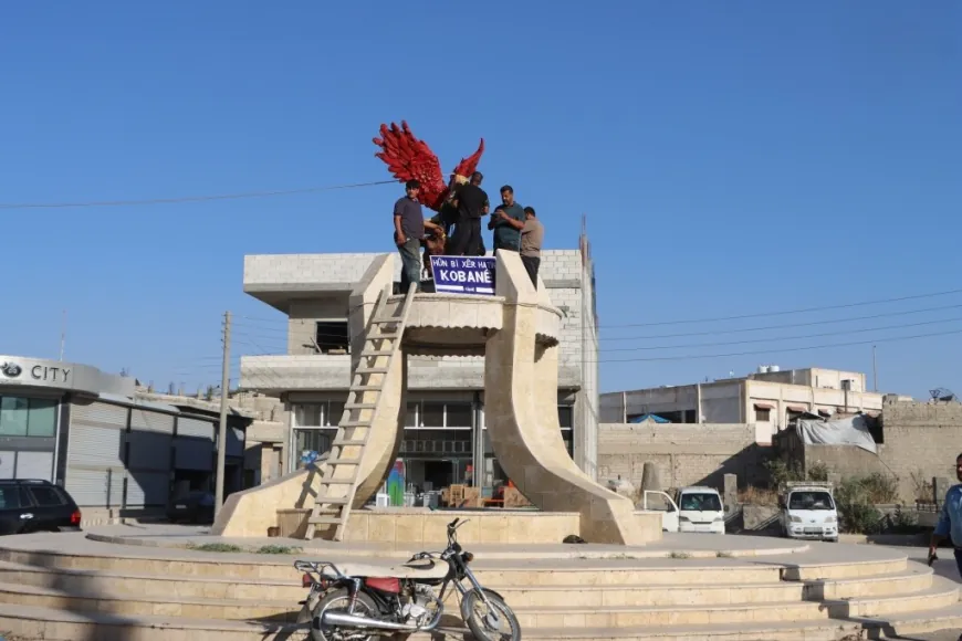 Ciwanên Kobanê peykerê Baz bi rengên kesk, sor û zer xemilandin