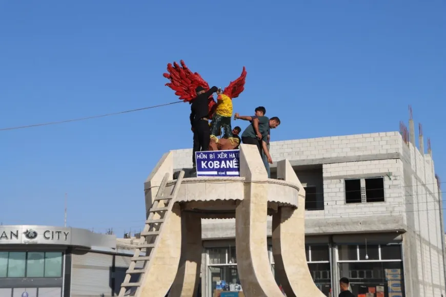 Ciwanên Kobanê peykerê Baz bi rengên kesk, sor û zer xemilandin