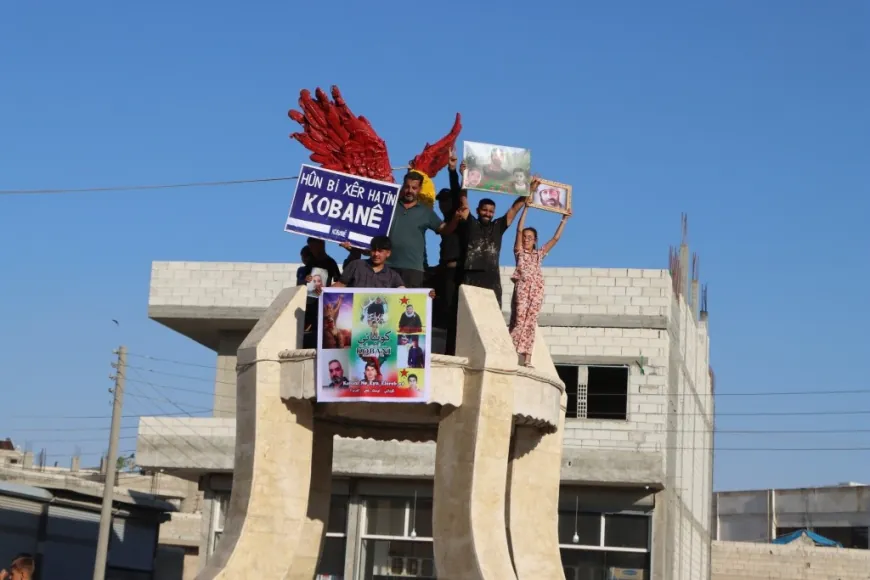 Ciwanên Kobanê peykerê Baz bi rengên kesk, sor û zer xemilandin