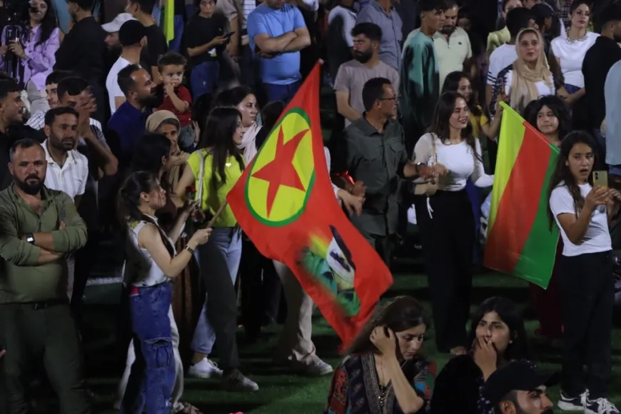 Li Kobanê bi hezaran kesî slavegera şoreşê pîroz kir