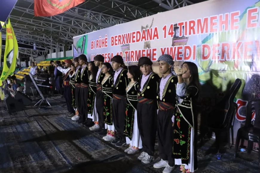 Li Kobanê bi hezaran kesî slavegera şoreşê pîroz kir