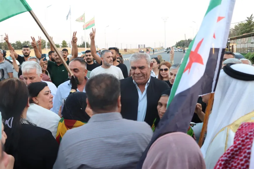 Rêveberên Qamişlo, Dêrik û Çilaxayê bi girseyî hatin pêşwazîkirin