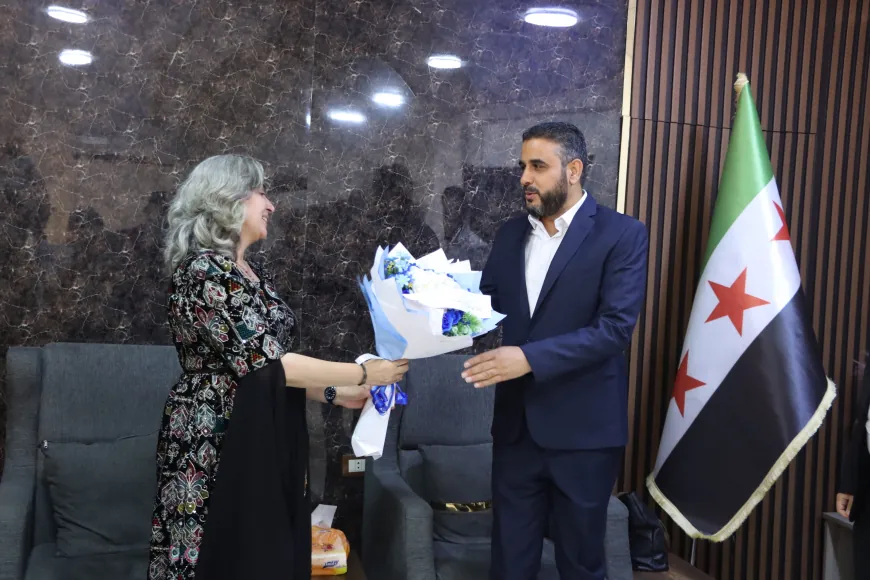 Şandeyek ji Rêveberiya Kar û Barên Siyasî rêvebera Herêma Qamişloyê pîroz kir