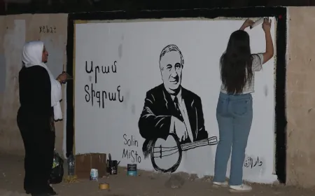 Bi xêzkirina wêneyekê hunermend Aram Tîgran bi bîr anî