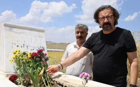 Rojnamevan Denîz Firat li ser gora xwe hate bi bîranîn