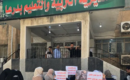 Li Derayê firoşkran û mamosteyan ji bo mafên xwe xwepêşandan li dar xistin