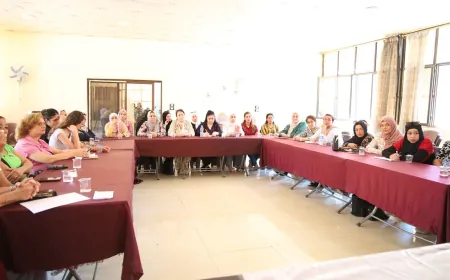Di destûra Sûriyeyê de misogerkirina mafên jinan hat nirxandin