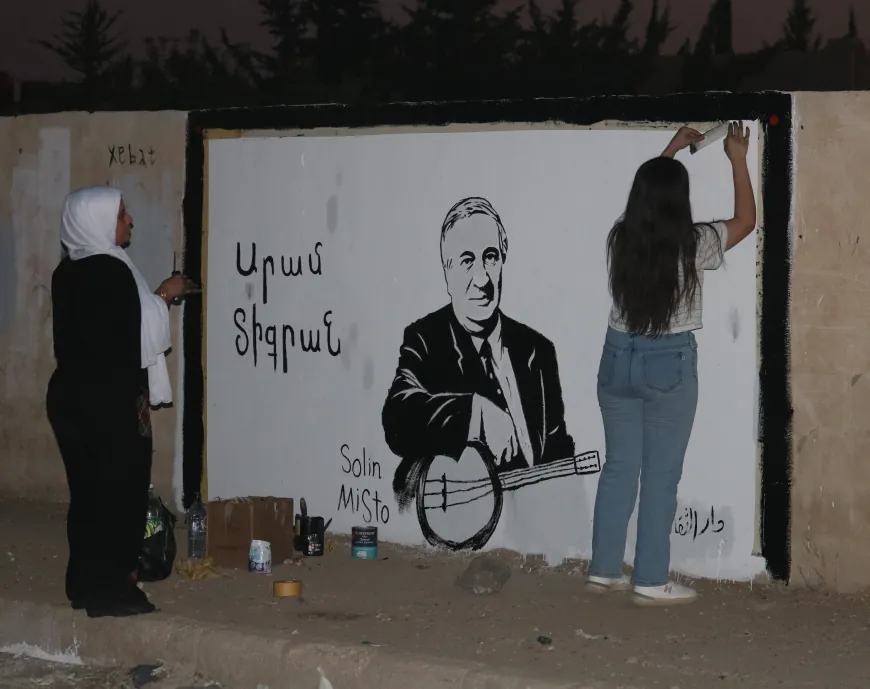 Bi xêzkirina wêneyekê hunermend Aram Tîgran bi bîr anî
