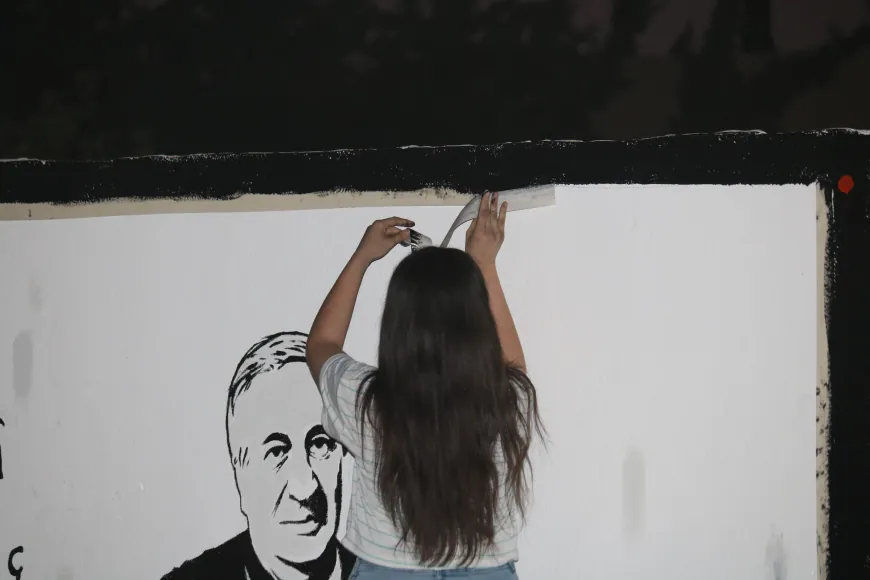 Bi xêzkirina wêneyekê hunermend Aram Tîgran bi bîr anî