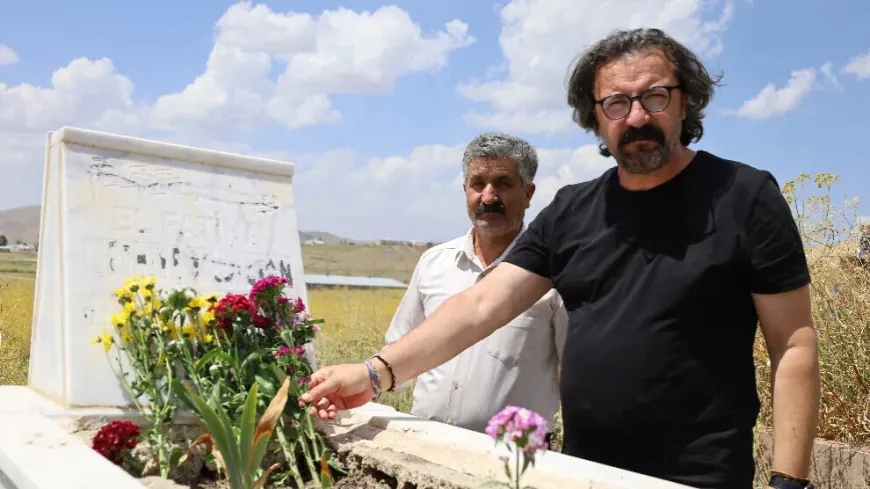 Rojnamevan Denîz Firat li ser gora xwe hate bi bîranîn