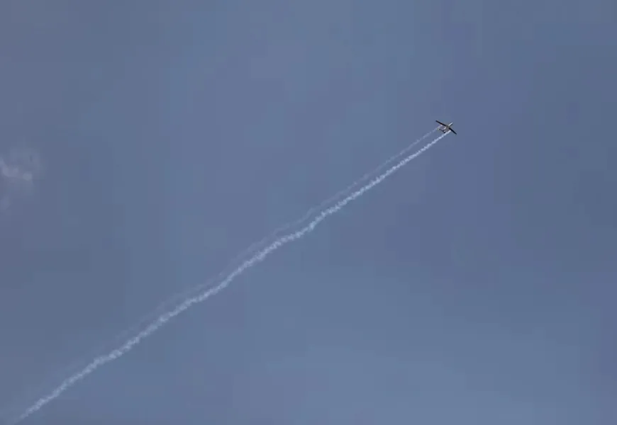 Hûsiyan li Erebistana Siûdî parzûngehek bombebaran kir